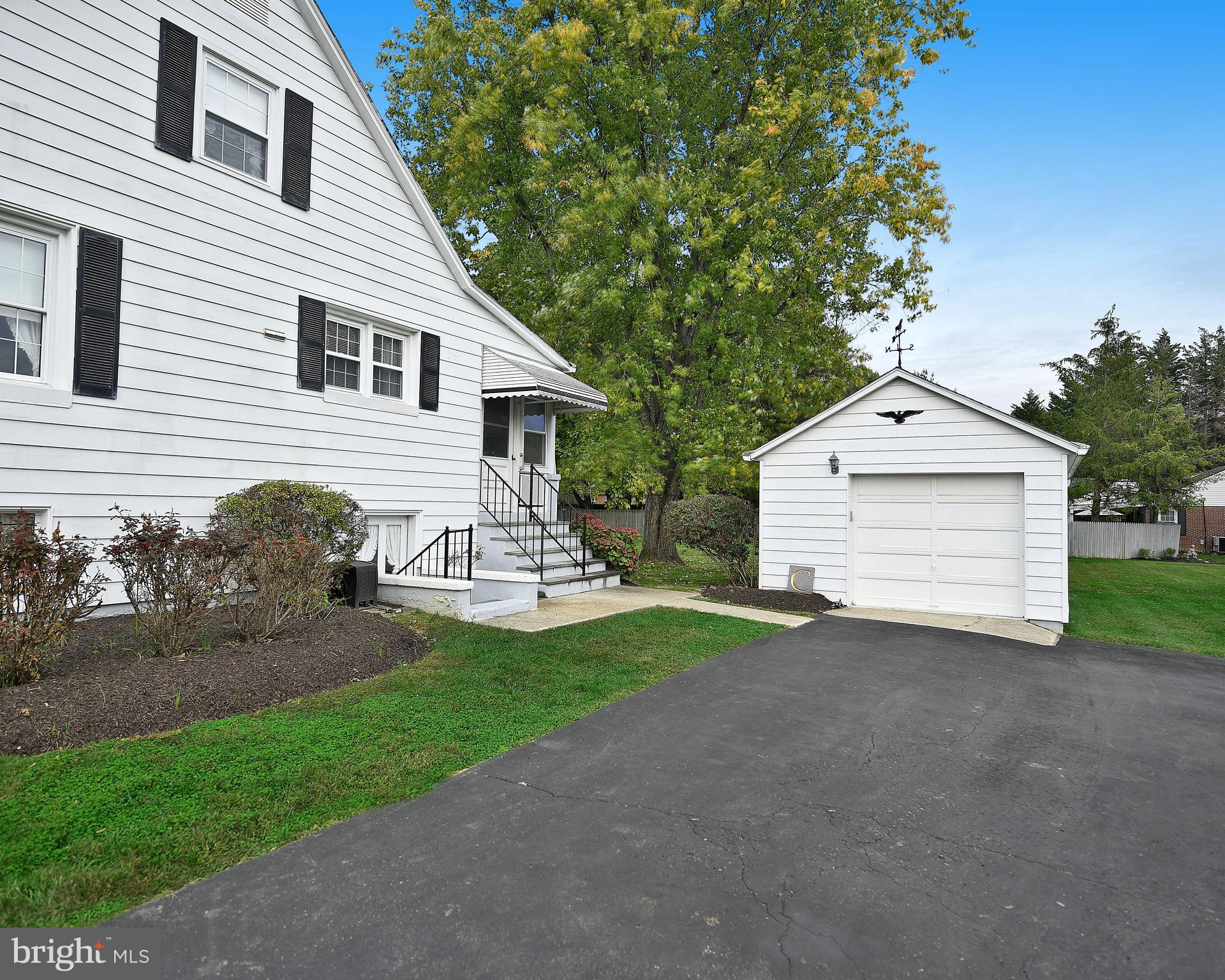 23 Mountain Road Fallston, MD 21047 - Photo 3 of 36 Detached garage with opener