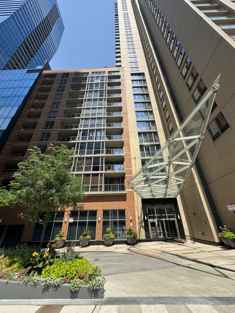 420 East Waterside Drive, Unit 4010 Chicago, IL 60601 - Photo 2 of 39 front view of a building