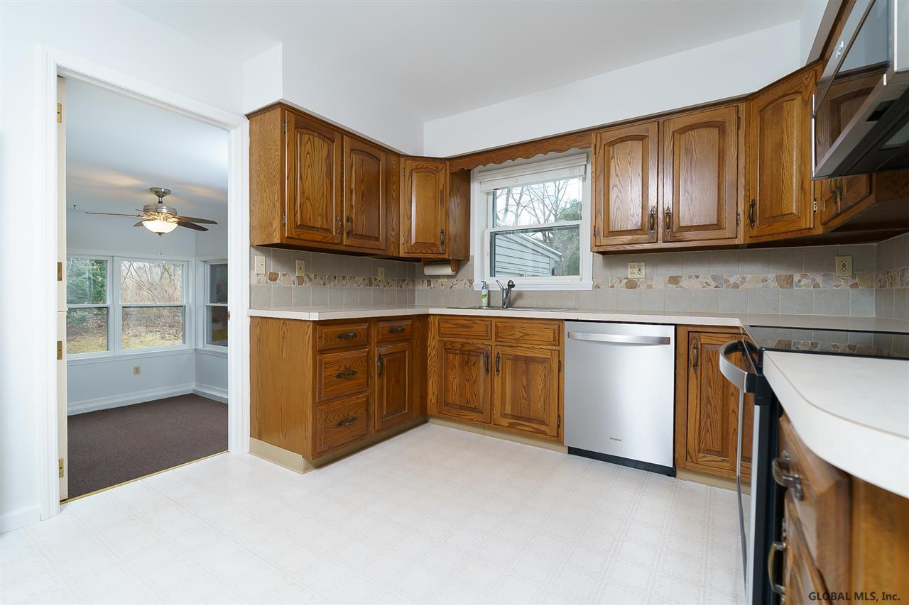 939 Pearse Road Niskayuna, NY 12309 - Photo 4 of 24 Photo 4