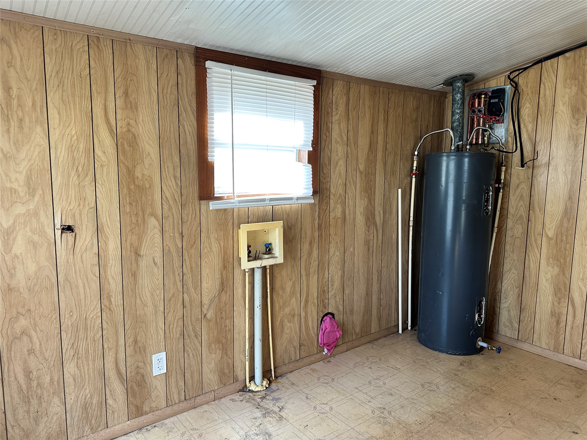 1148 Old Nails Creek Road Giddings, TX 78942 - Photo 23 of 23 a view of an empty room with a window