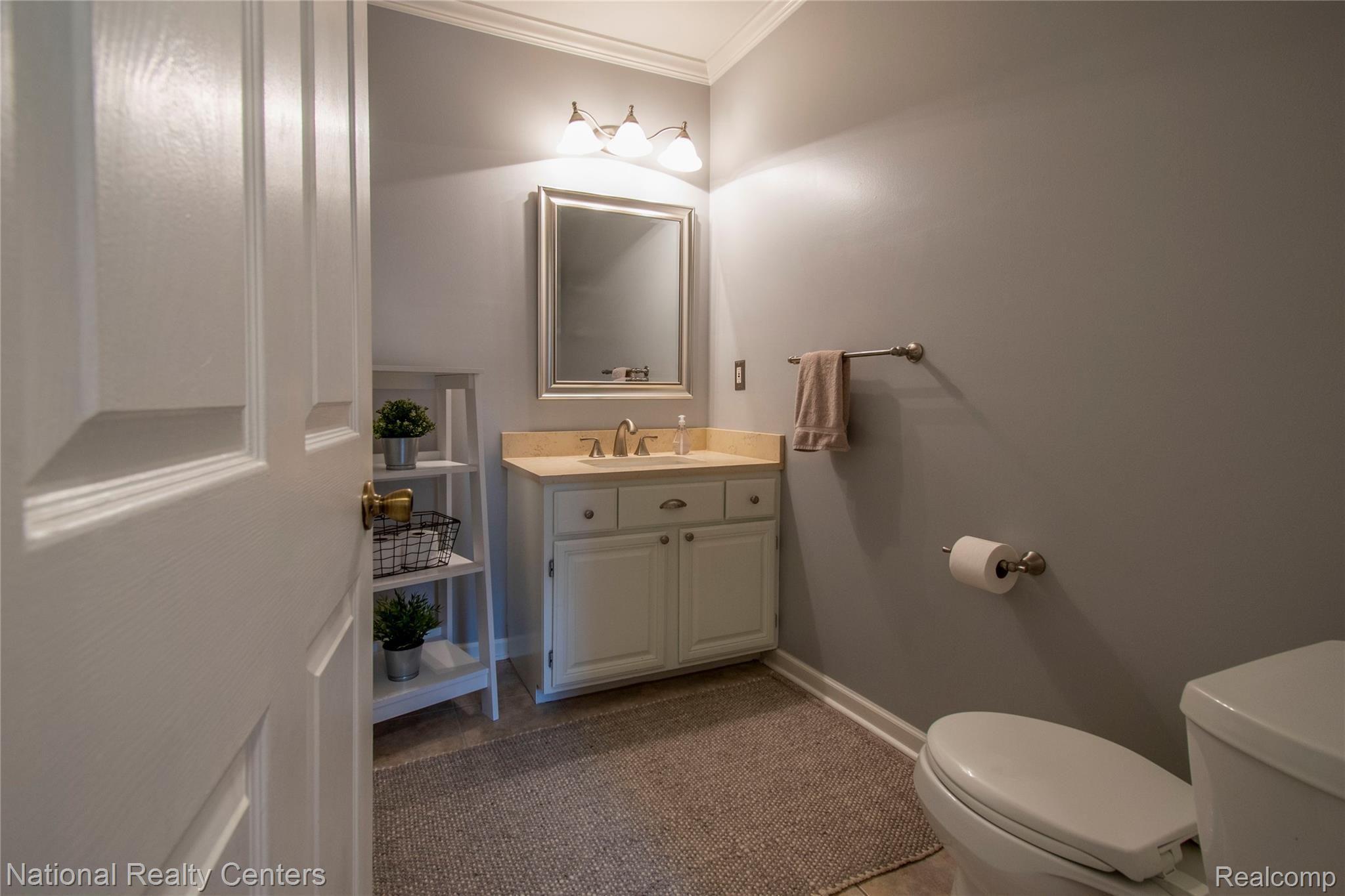 1963 North Fairview Lane Rochester, MI 48306 - Photo 14 of 34 Mainfloor bathroom.jpg