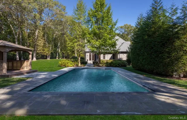 a view of a backyard