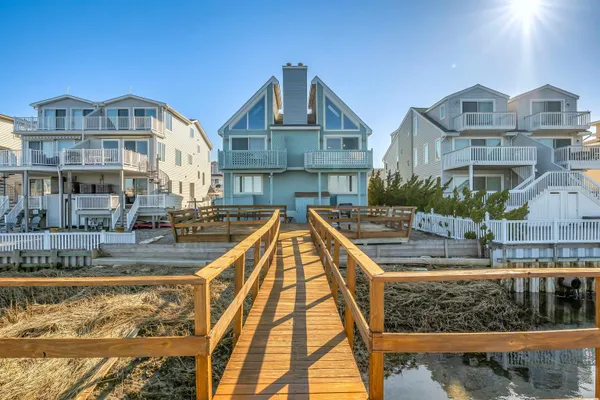 a view of residential houses with city street