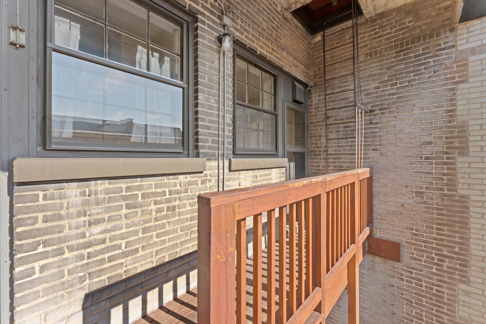 1316 Maple Avenue, Unit E3 Evanston, IL 60201 - Photo 11 of 22 a view of wooden balcony