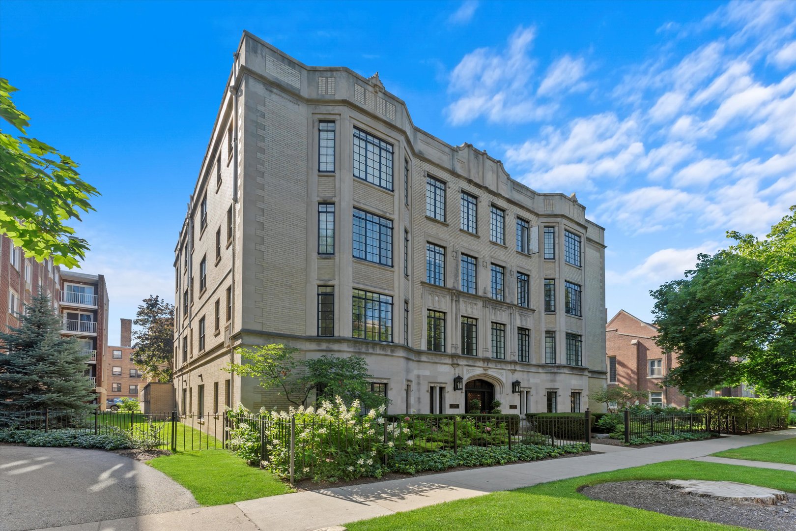 1316 Maple Avenue, Unit E3 Evanston, IL 60201 - Photo 20 of 22 a view of a building with a yard