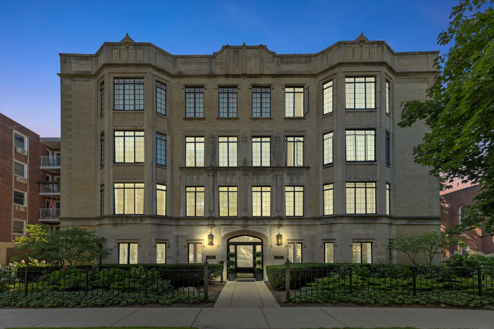 1316 Maple Avenue, Unit E3 Evanston, IL 60201 - Photo 21 of 22 a front view of residential houses