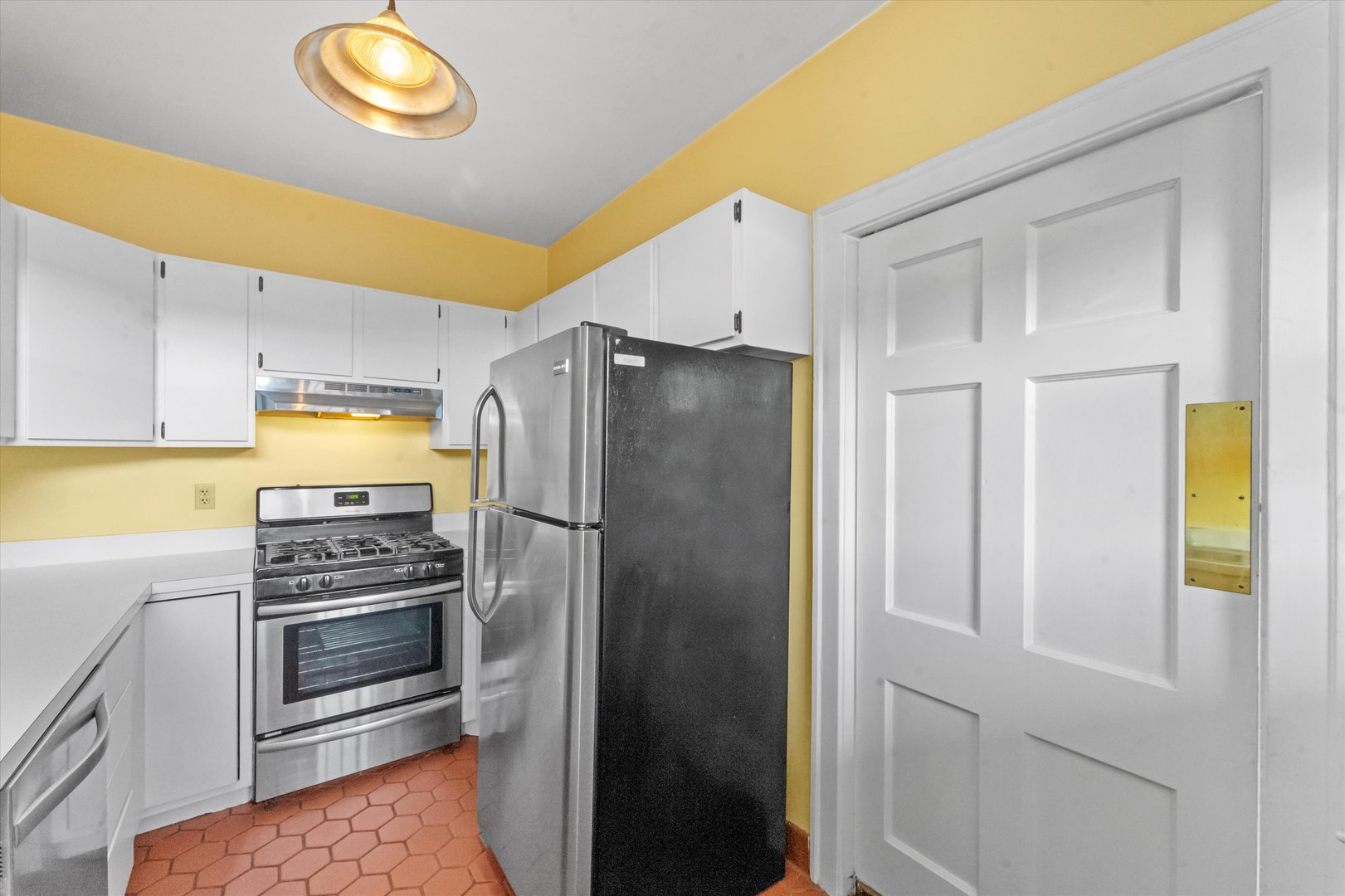 1316 Maple Avenue, Unit E3 Evanston, IL 60201 - Photo 9 of 22 a kitchen with a refrigerator and dishwasher