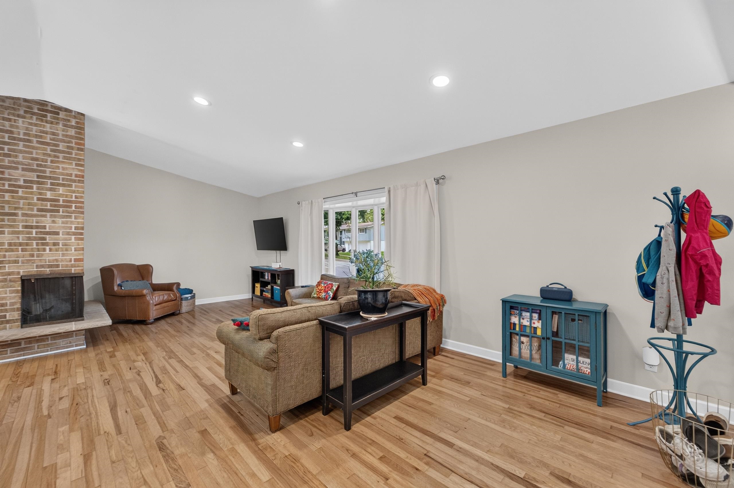 1133 Frisch Road Madison, WI 53711 - Photo 4 of 39