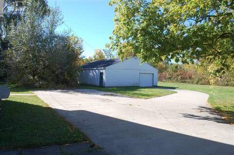 5101 West Carpenter Road Flint, MI 48504 - Photo 3 of 11 20375478-2.JPG