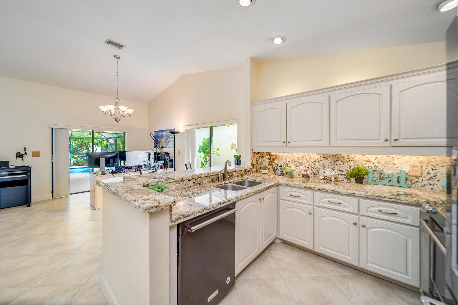 21118 Rustlewood Avenue Boca Raton, FL 33428 - Photo 24 of 47 kitchen