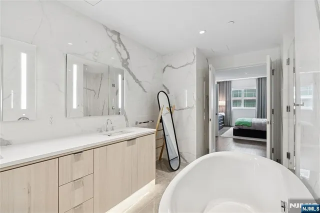 $1,250,000 | 800 Ave At Port Imperial, Unit 517, Weehawken, NJ 07086