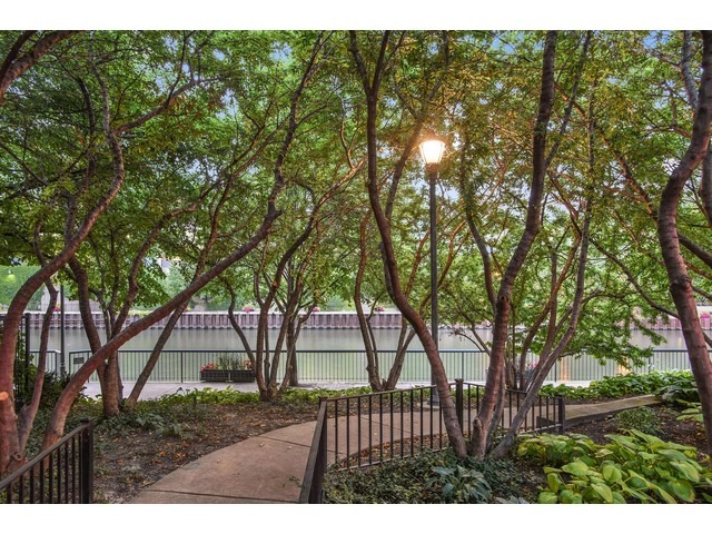501 North Clinton Street, Unit 904 Chicago, IL 60654 - Photo 22 of 25 a view of outdoor space and yard