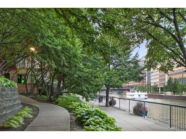 501 North Clinton Street, Unit 904 Chicago, IL 60654 - Photo 23 of 25 a view of a terrace with sitting area