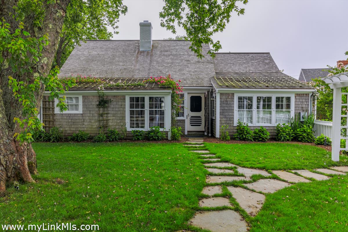 14 & 16 Coffin Street Nantucket, MA 02554 - Photo 26 of 50 a front view of a house with a garden