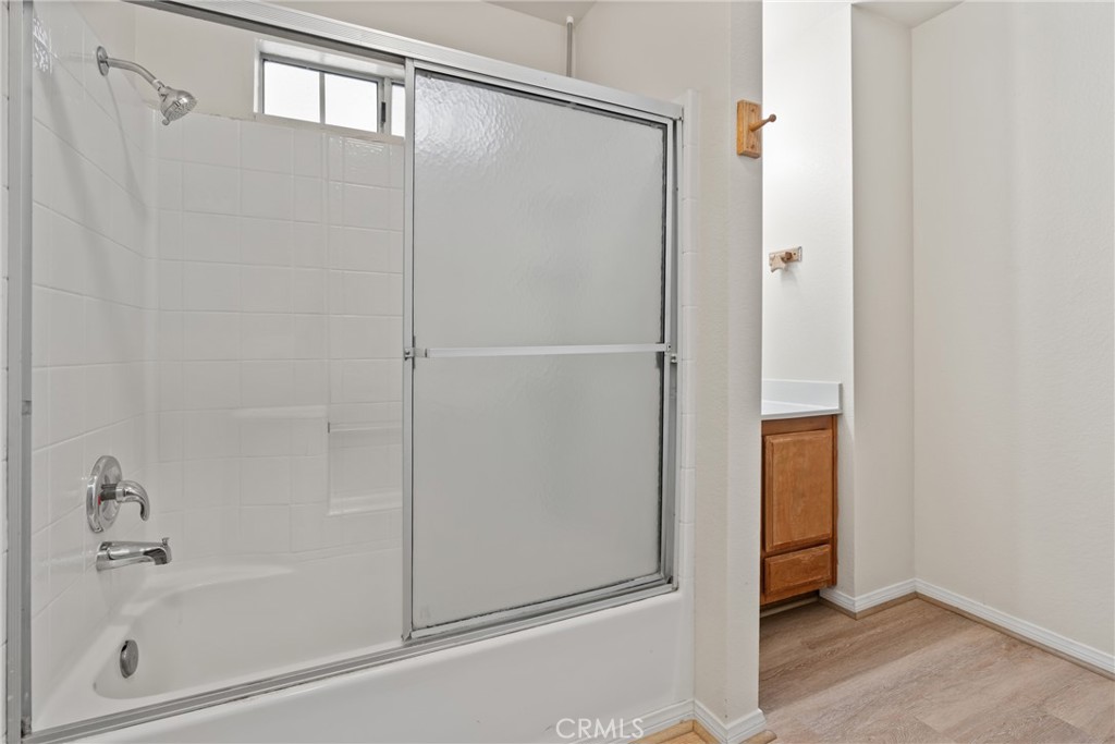 23561 Short Way Crestline, CA 92325 - Photo 12 of 18 a bathroom with a bathtub