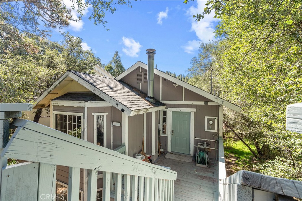 23561 Short Way Crestline, CA 92325 - Photo 3 of 18 a front view of a house with a yard