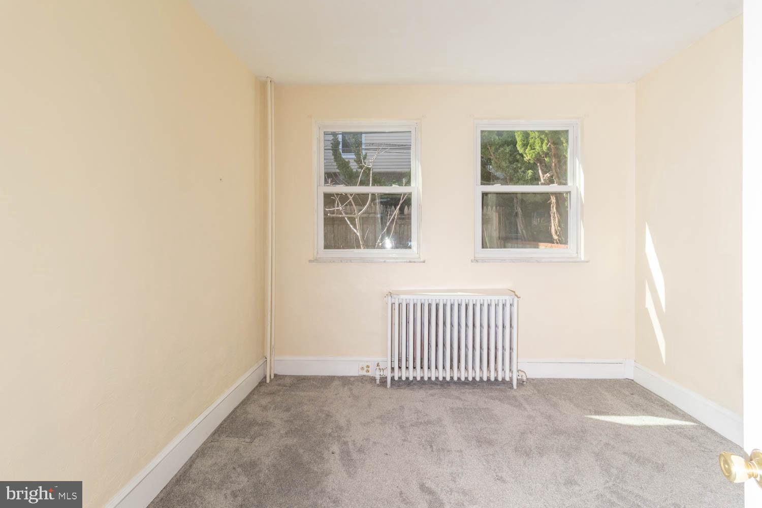 820 Tasker Street Philadelphia, PA 19148 - Photo 16 of 25 an empty room with windows