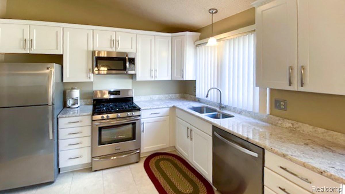 22030 River Ridge Trail Farmington, MI 48335 - Photo 6 of 22 River Ridge Kit 2.jpg