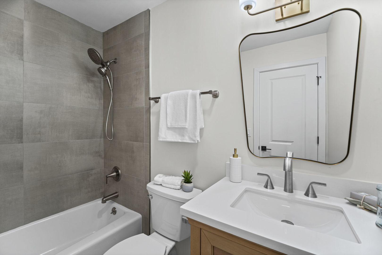 2400 Archbury Lane, Unit 2E Park Ridge, IL 60068 - Photo 10 of 18