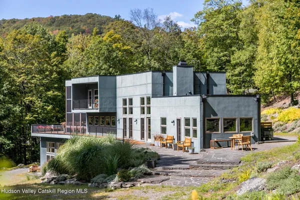 a view of a house with backyard and sitting area