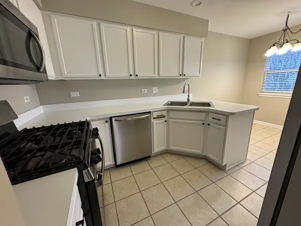 $2,500 | 2473 Dickens Drive, Unit 2473, Aurora, IL 60503