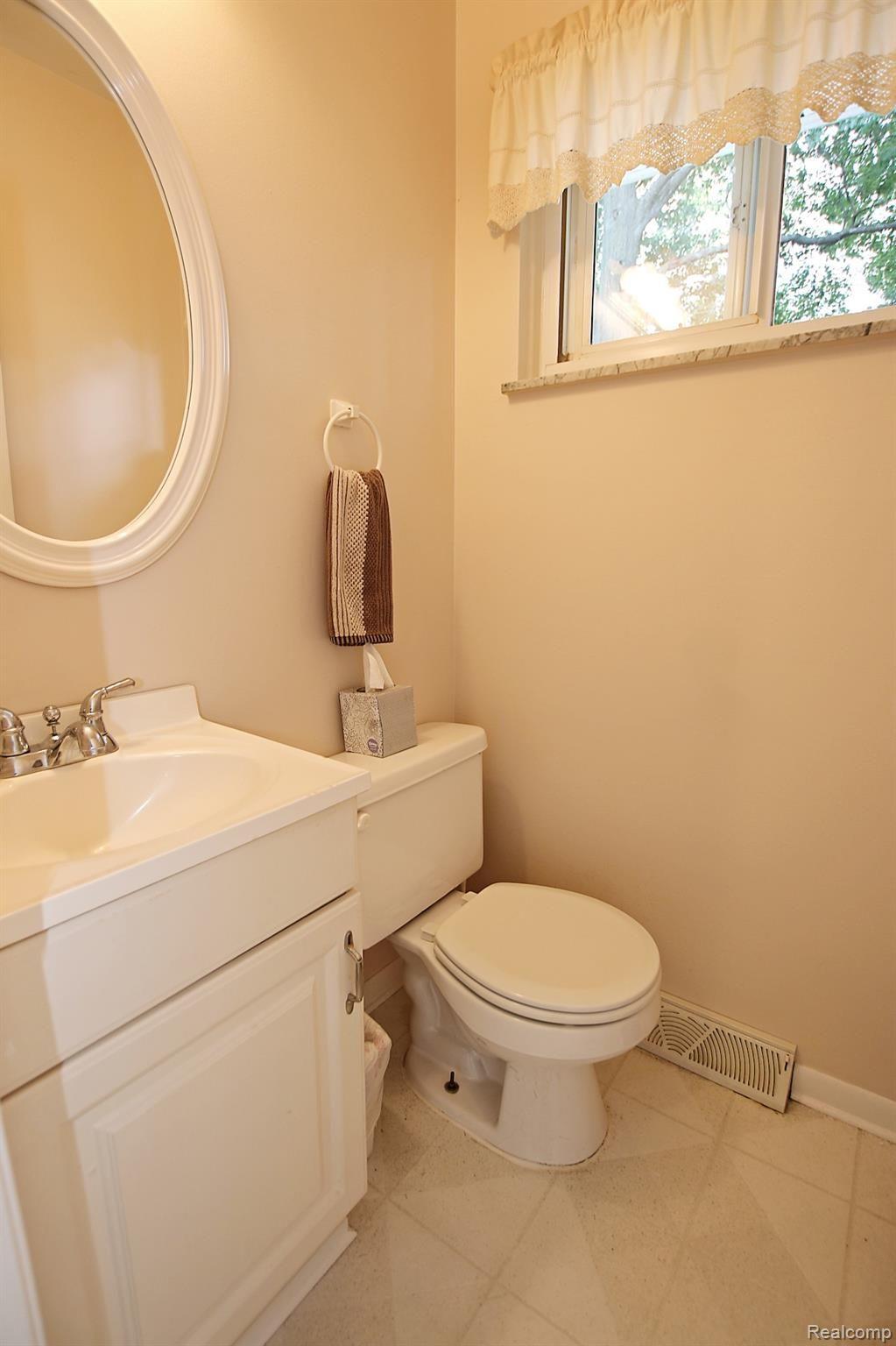5825 Crescent Road Waterford, MI 48327 - Photo 16 of 44 16) Kitchen Half Bath.jpg