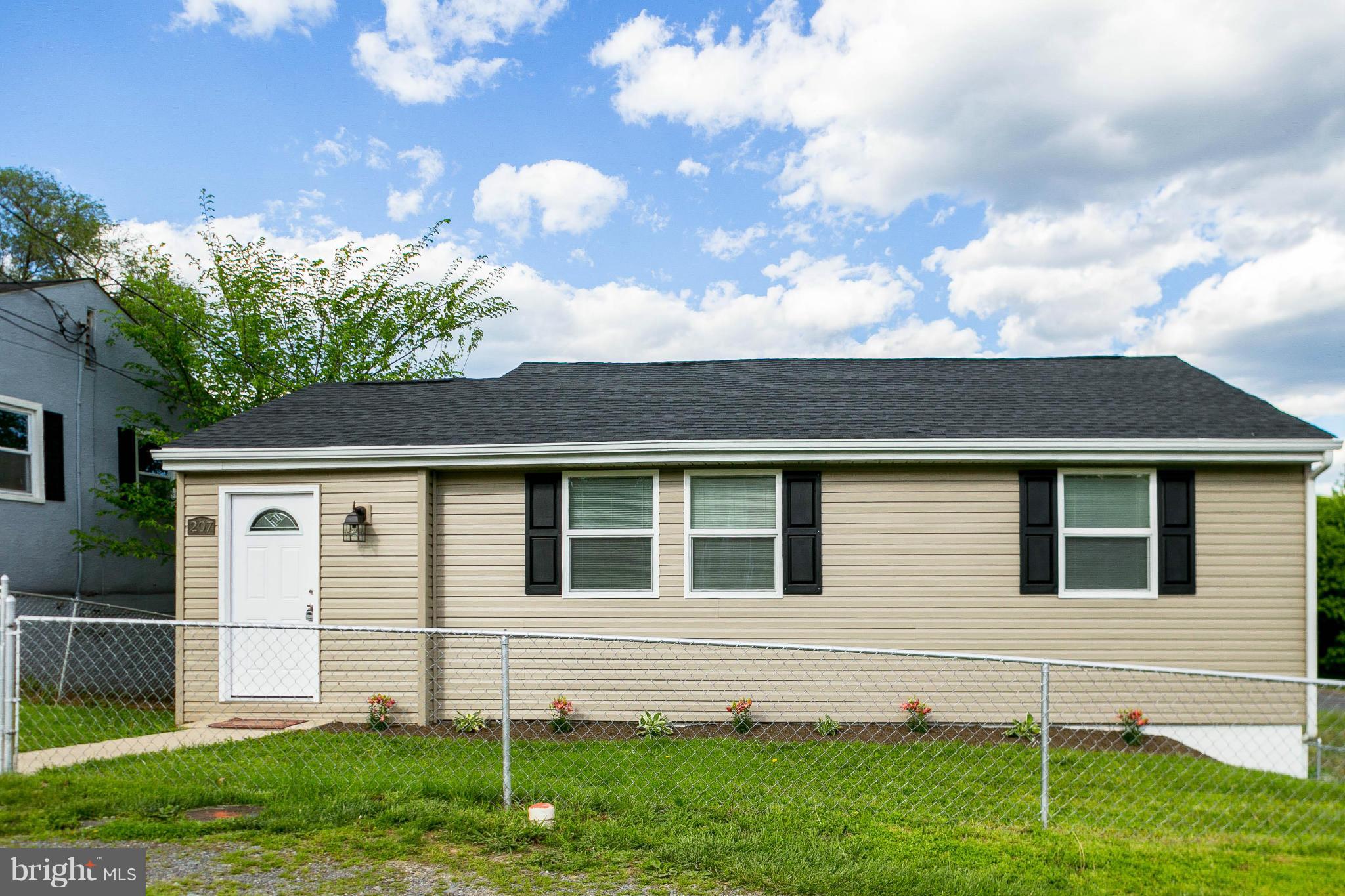 a view of a house with a yard