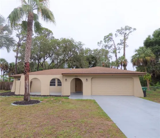 a view of a outdoor space in front of a house