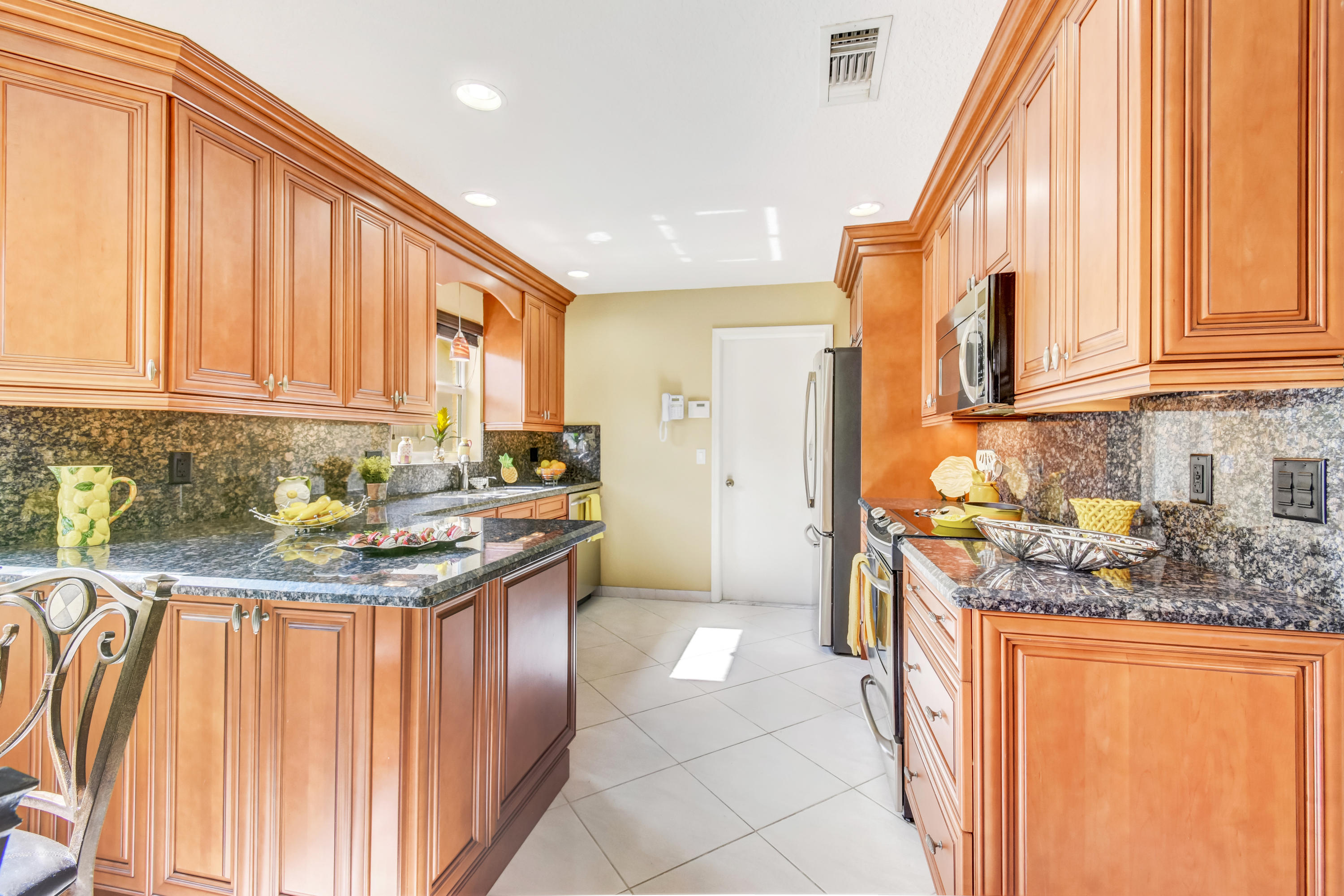 23034 Southwest 53rd Avenue Boca Raton, FL 33433 - Photo 22 of 48 Granite counters and backsplash