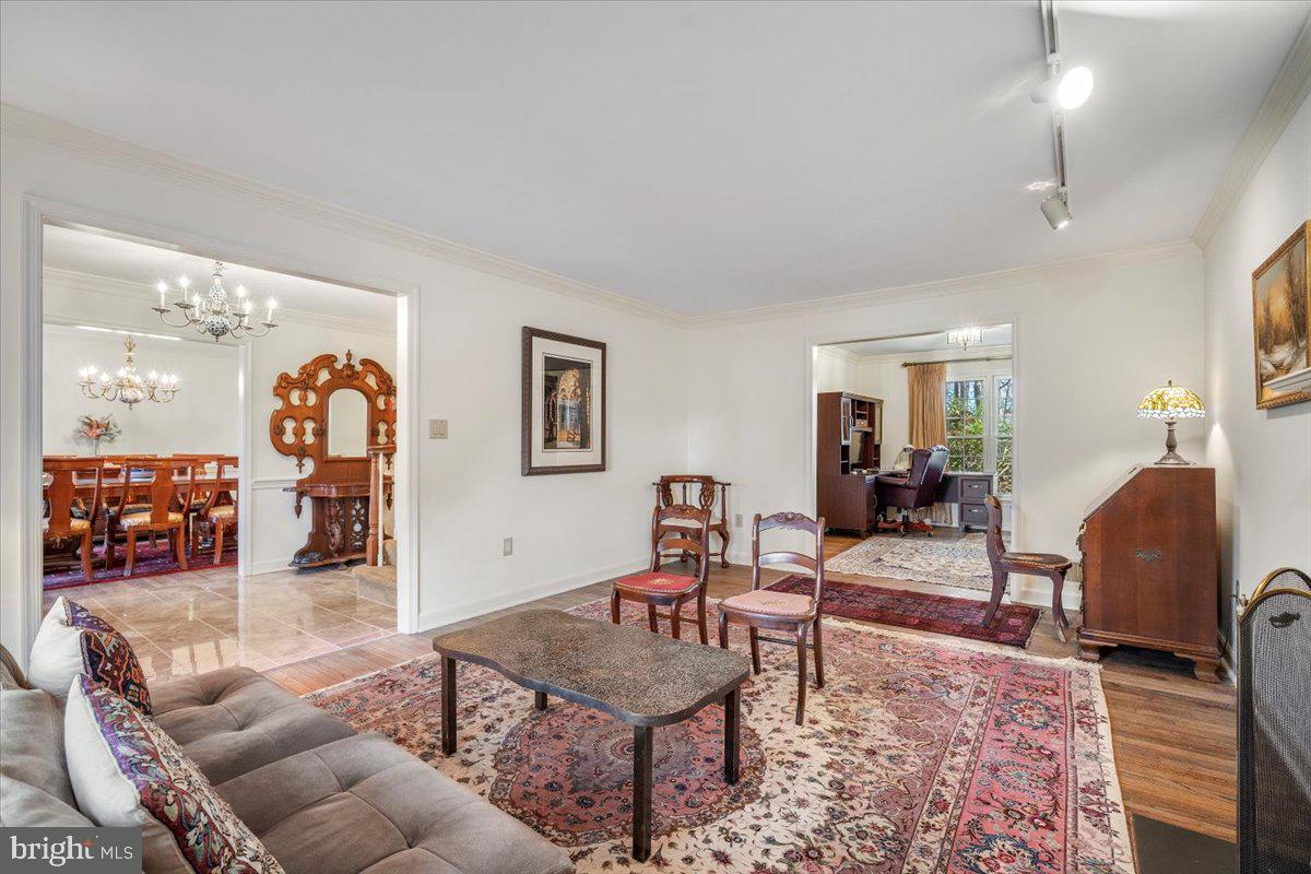 2 Candlelight Court Potomac, MD 20854 - Photo 19 of 58 a living room with furniture and wooden floor