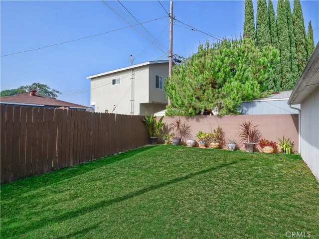 a view of a backyard