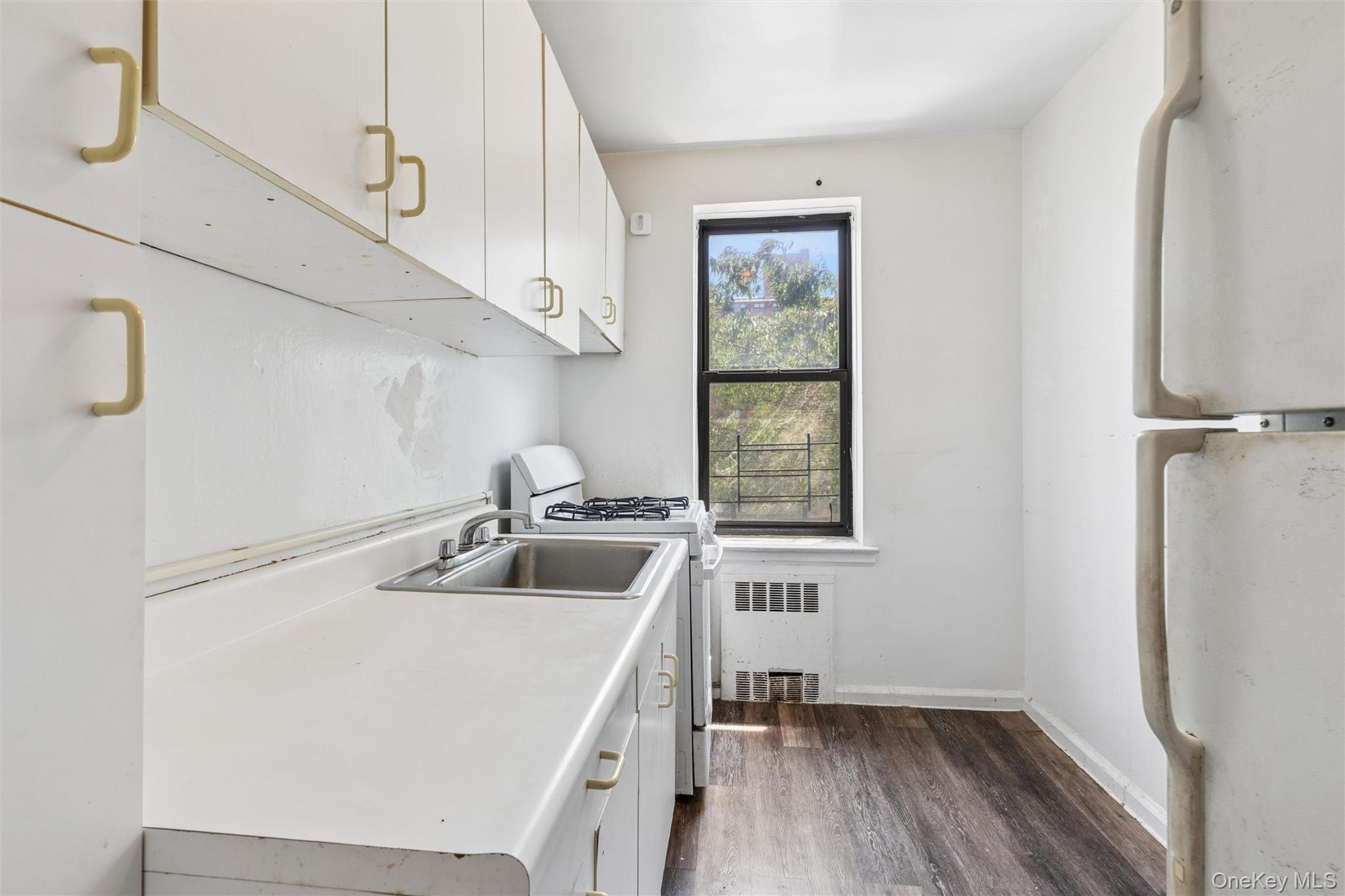 123-35 82nd Road, Unit 5U Queens, NY 11415 - Photo 5 of 11 Windowed kitchen with room for cafe table