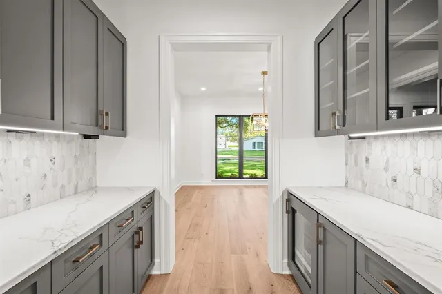 walk in closet with window