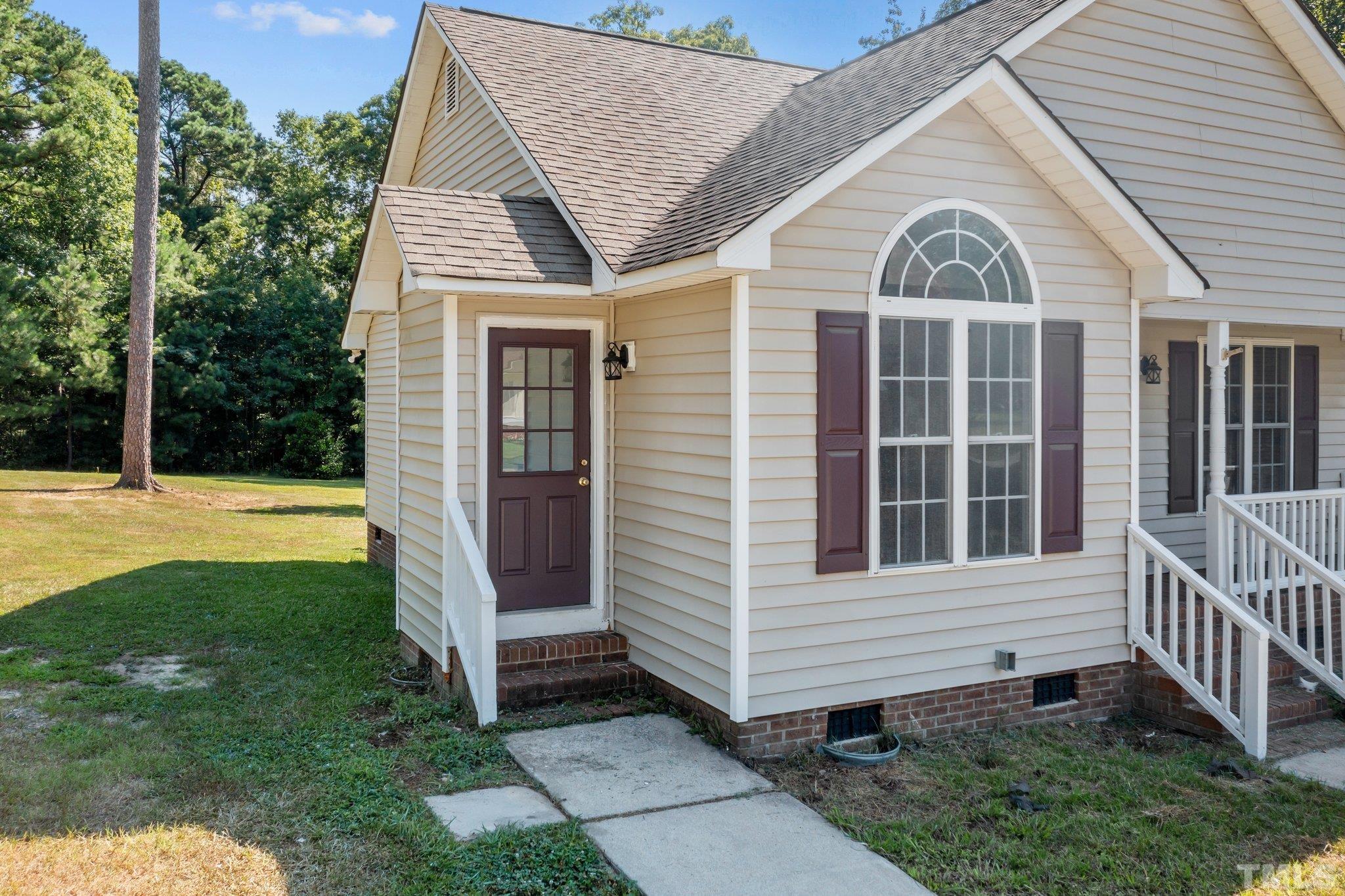 302 Laurel Drive Smithfield, NC 27577 - Photo 5 of 38 a view of a house with backyard and porch