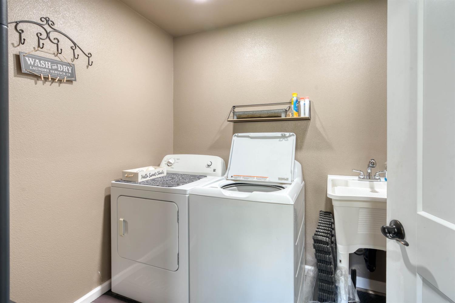 15656 Millerton Road Prather, CA 93651 - Photo 36 of 56 a utility room with dryer and washer