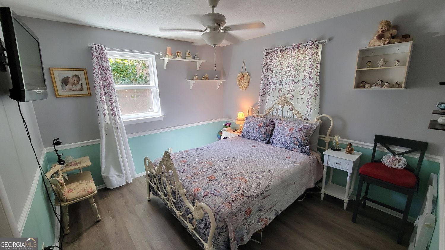 128 Wassaw Road Savannah, GA 31410 - Photo 14 of 22 a bedroom with a bed and a window