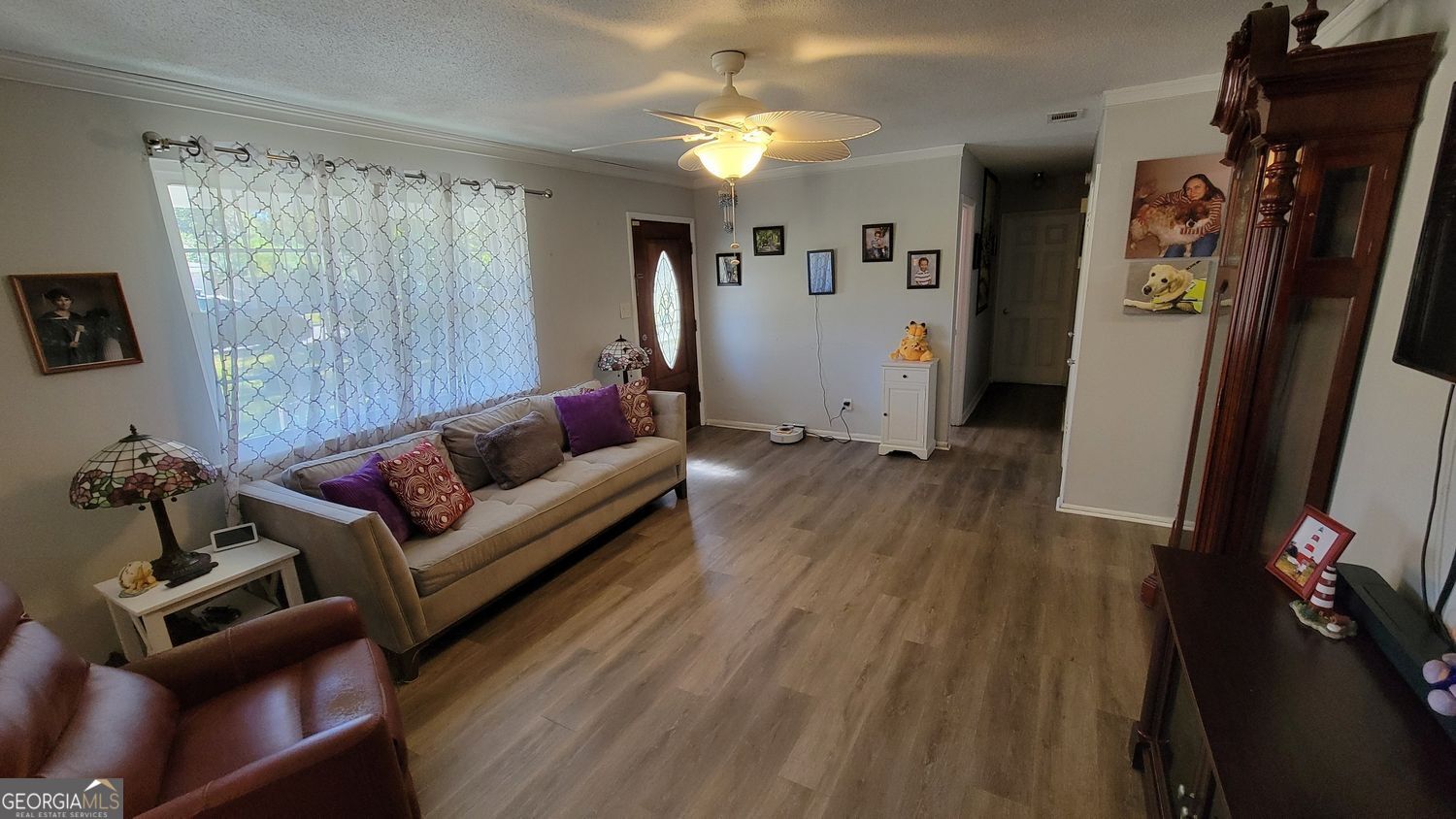 128 Wassaw Road Savannah, GA 31410 - Photo 4 of 22 a living room with furniture and a flat screen tv
