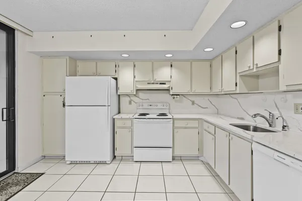 $212,000 | 5280 Las Verdes Circle, Unit 219, Delray Beach, FL 33484