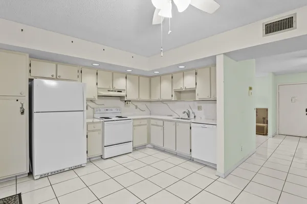 $212,000 | 5280 Las Verdes Circle, Unit 219, Delray Beach, FL 33484