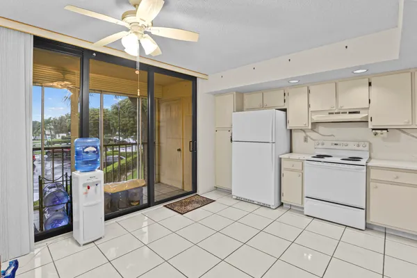 $212,000 | 5280 Las Verdes Circle, Unit 219, Delray Beach, FL 33484