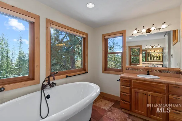 $1,700,000 | 4 Chino Spur, Cascade, ID 83611