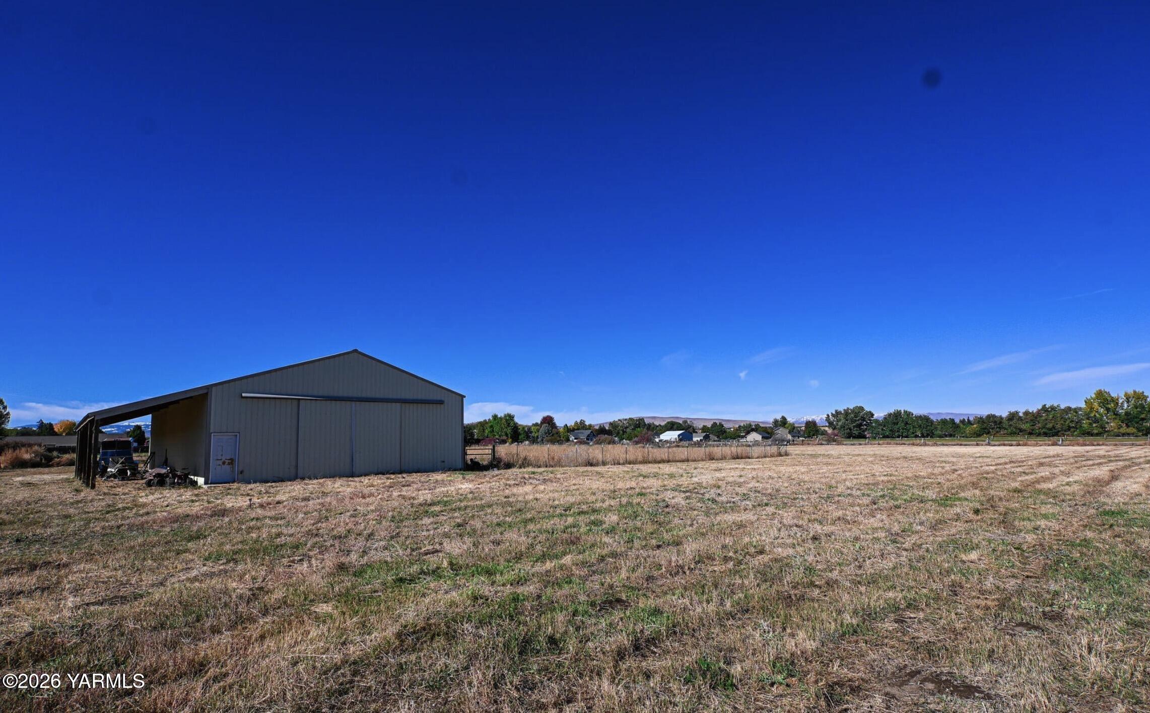 9621 Meadowbrook Road Yakima, WA 98903 - Photo 20 of 26 a front view of a house with a yard