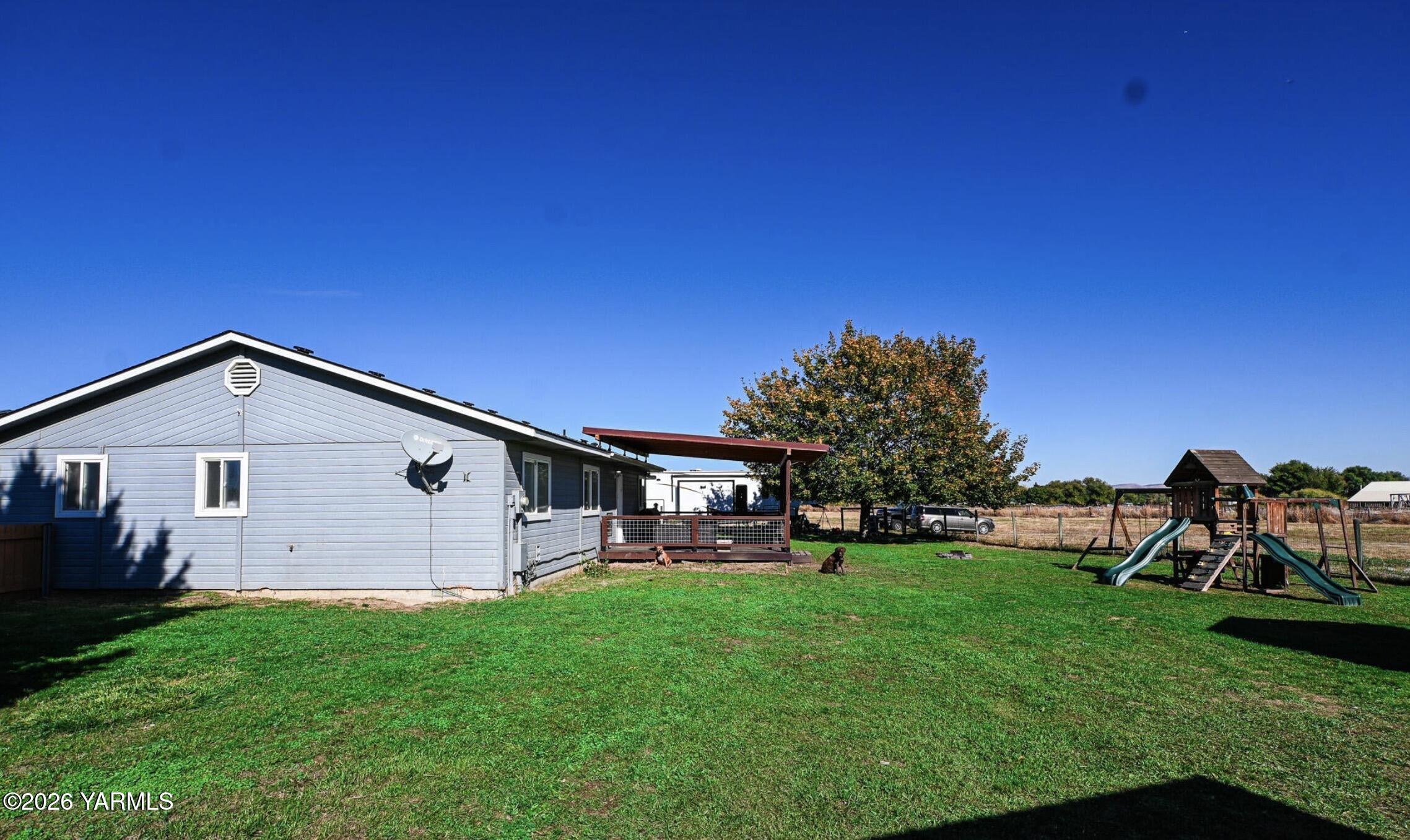 9621 Meadowbrook Road Yakima, WA 98903 - Photo 24 of 26 a front view of a house with garden