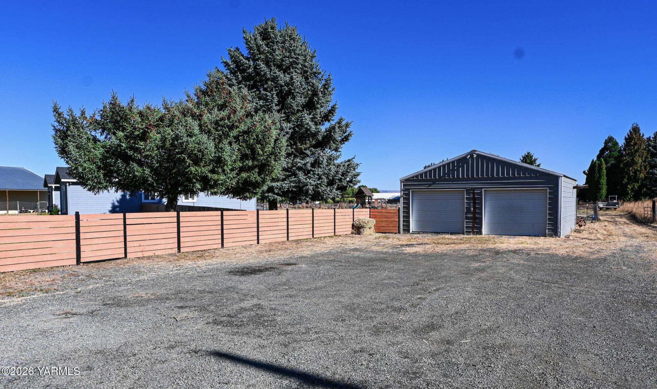9621 Meadowbrook Road Yakima, WA 98903 - Photo 25 of 26 a view of backyard of house