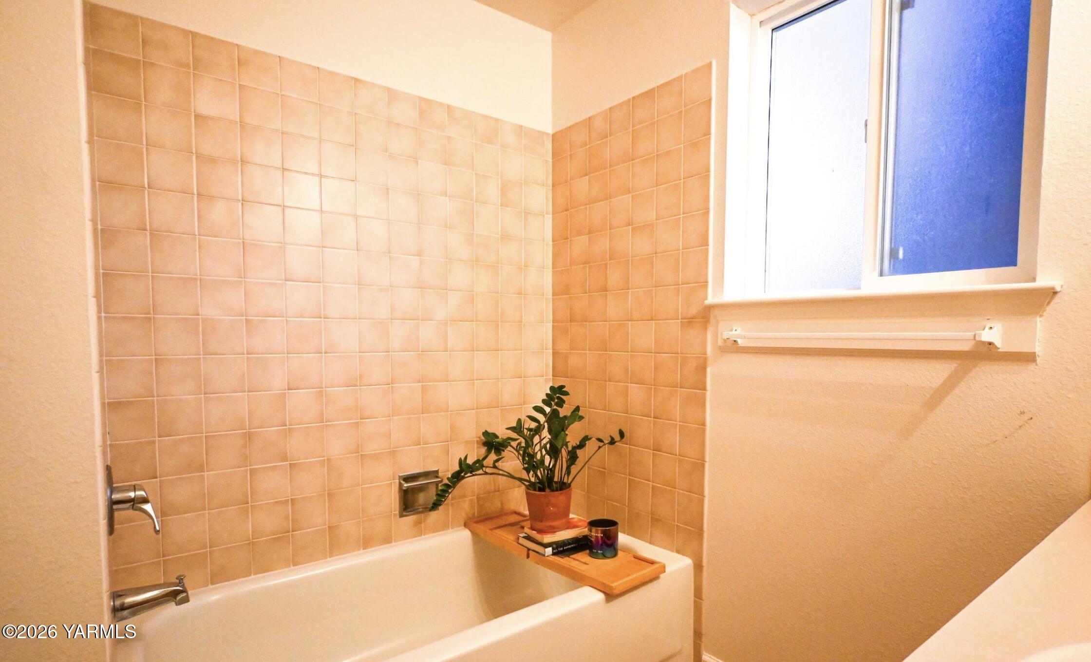 9621 Meadowbrook Road Yakima, WA 98903 - Photo 9 of 26 a bathroom with a sink and a bathtub
