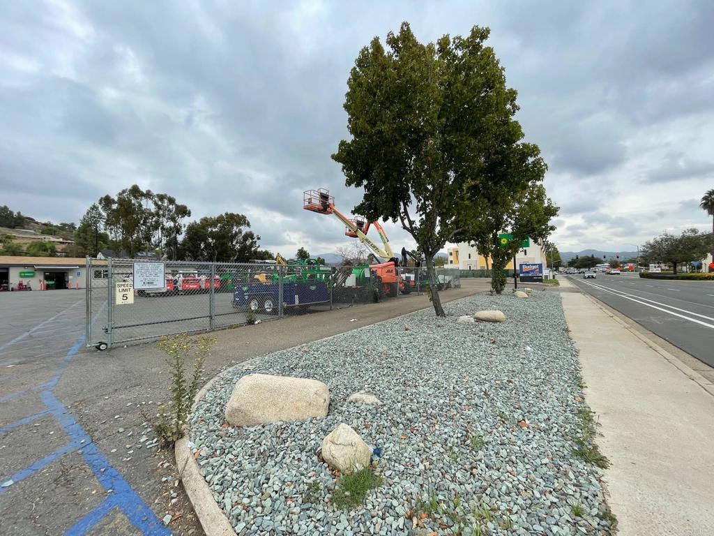 13044 Poway Road Poway, CA 92064 - Photo 14 of 21 a picture of a yard with a fountain
