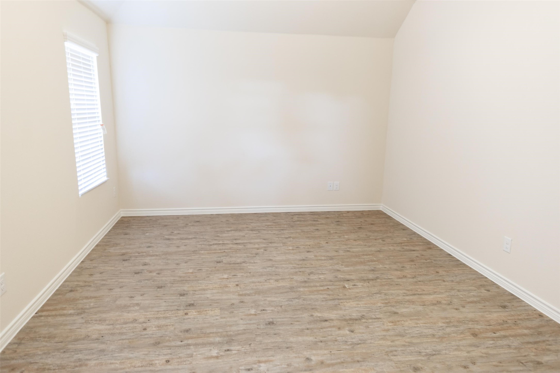 13815 Winding Path Lane Willis, TX 77378 - Photo 10 of 13 an empty room with a window