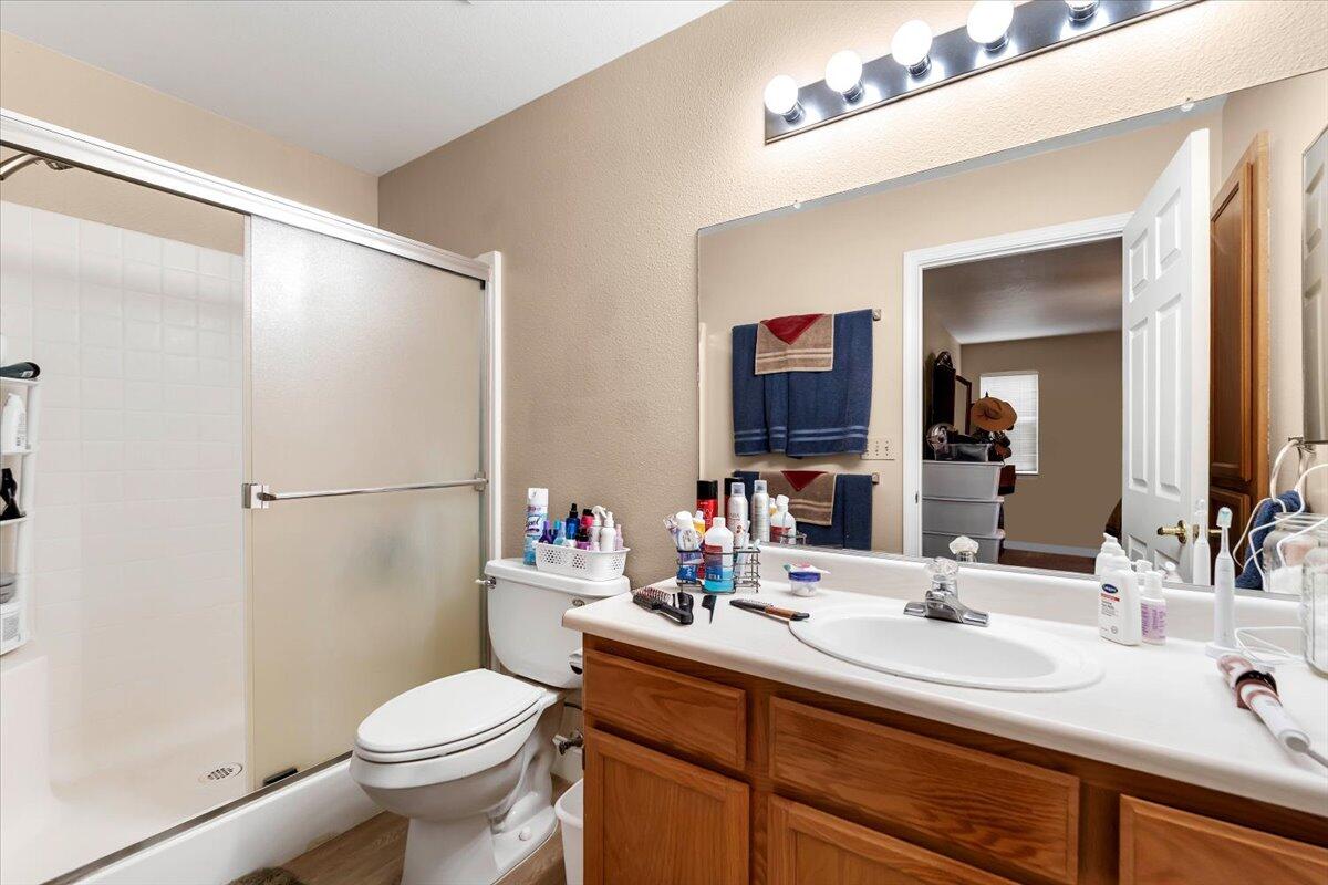 4597 Lynbrook Loop Redding, CA 96003 - Photo 25 of 36 Unit 2 - primary suite bath
