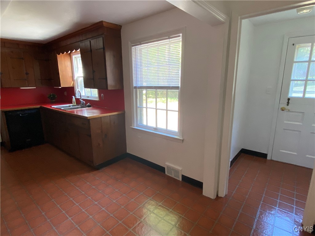 103 Paris Road New Hartford, NY 13413 - Photo 13 of 45