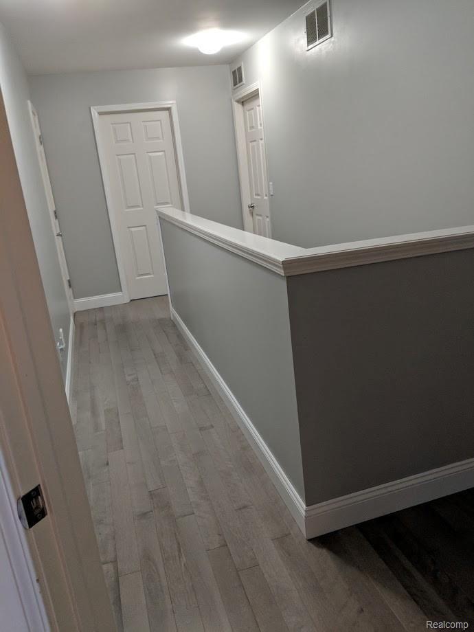 911 Deer Valley Road Holly, MI 48442 - Photo 15 of 36 Hallway2.jpg